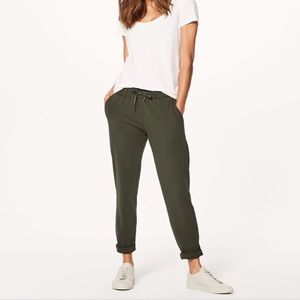 Lululemon On the Fly Pants in Olive Sz 6